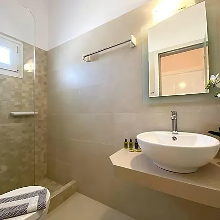 Hotel Eleftheria & *